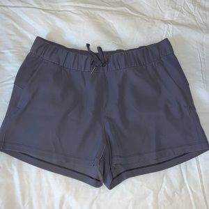 Lululemon On The Fly Woven Mid Rise Shorts 2.5”